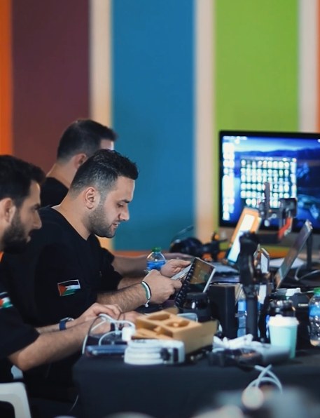 فريق كيان أثناء العمل على المونتاج والإنتاج
